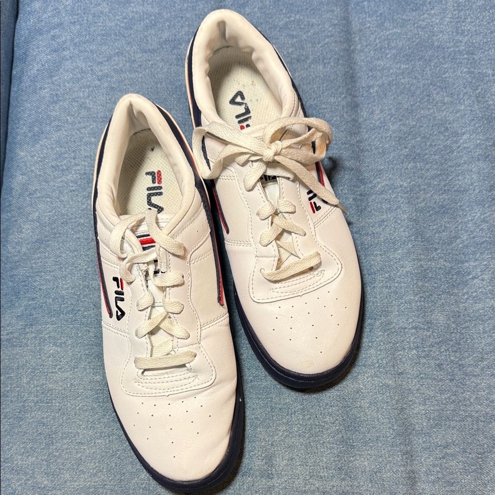 Fila Classic White and Navy Sneakers Like New! Men’s size 7